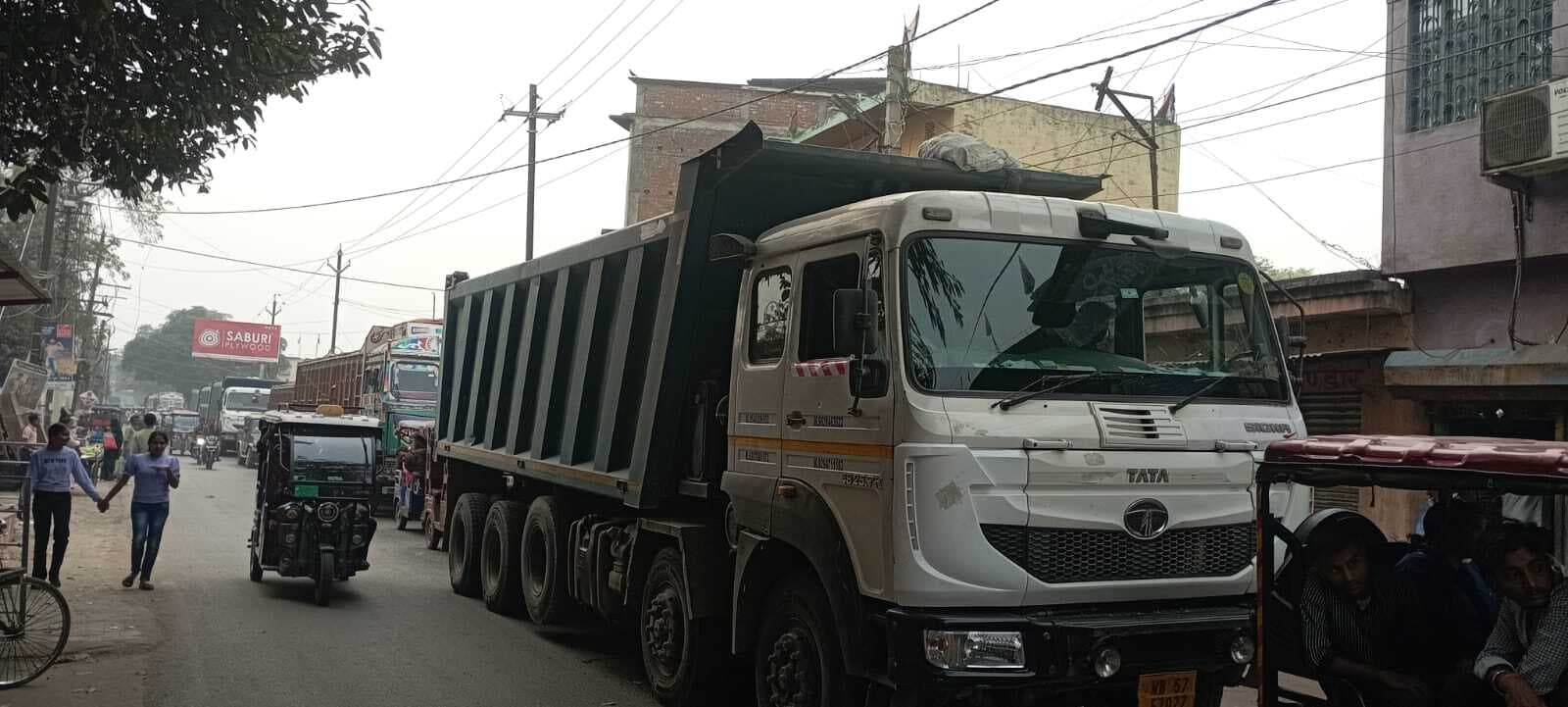 शहर में ट्रैफिक व्यवस्था बदहाल, जाम से लोग परेशान, सड़क पर चलना हुआ मुश्किल