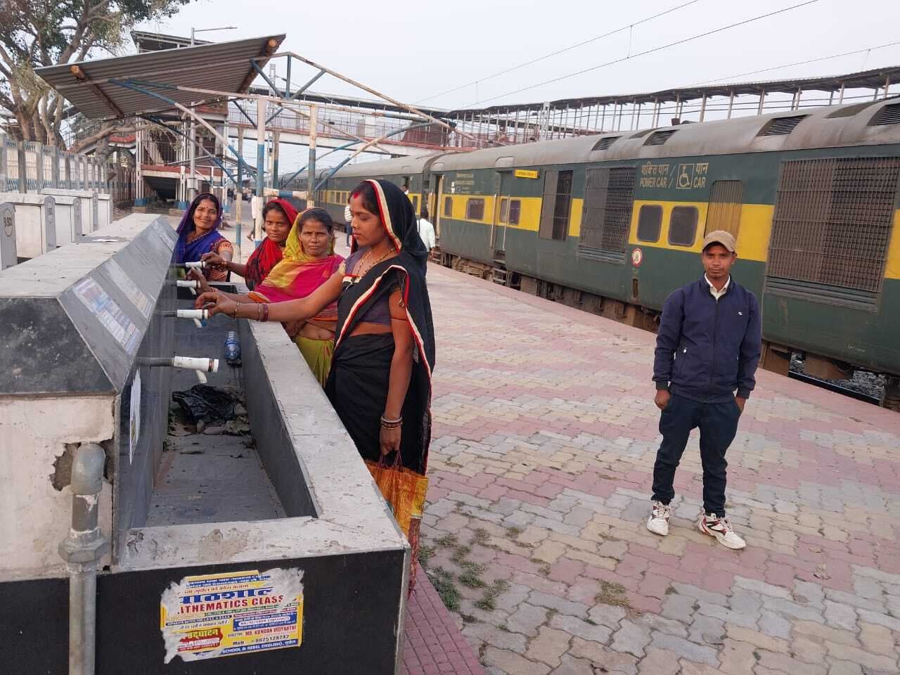 सरायगढ़ जंक्शन पर मूलभूत सुविधाओं का है अभाव, यात्रियों को हो रही परेशानी
