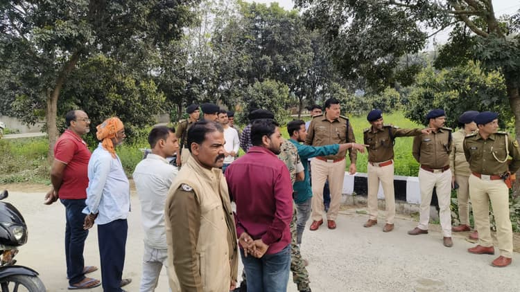 सीएसपी संचालक से हुए लूट के बाद घटना स्थल पर पहुंचे एसपी, पीड़ित व लोगों से की पूछताछ