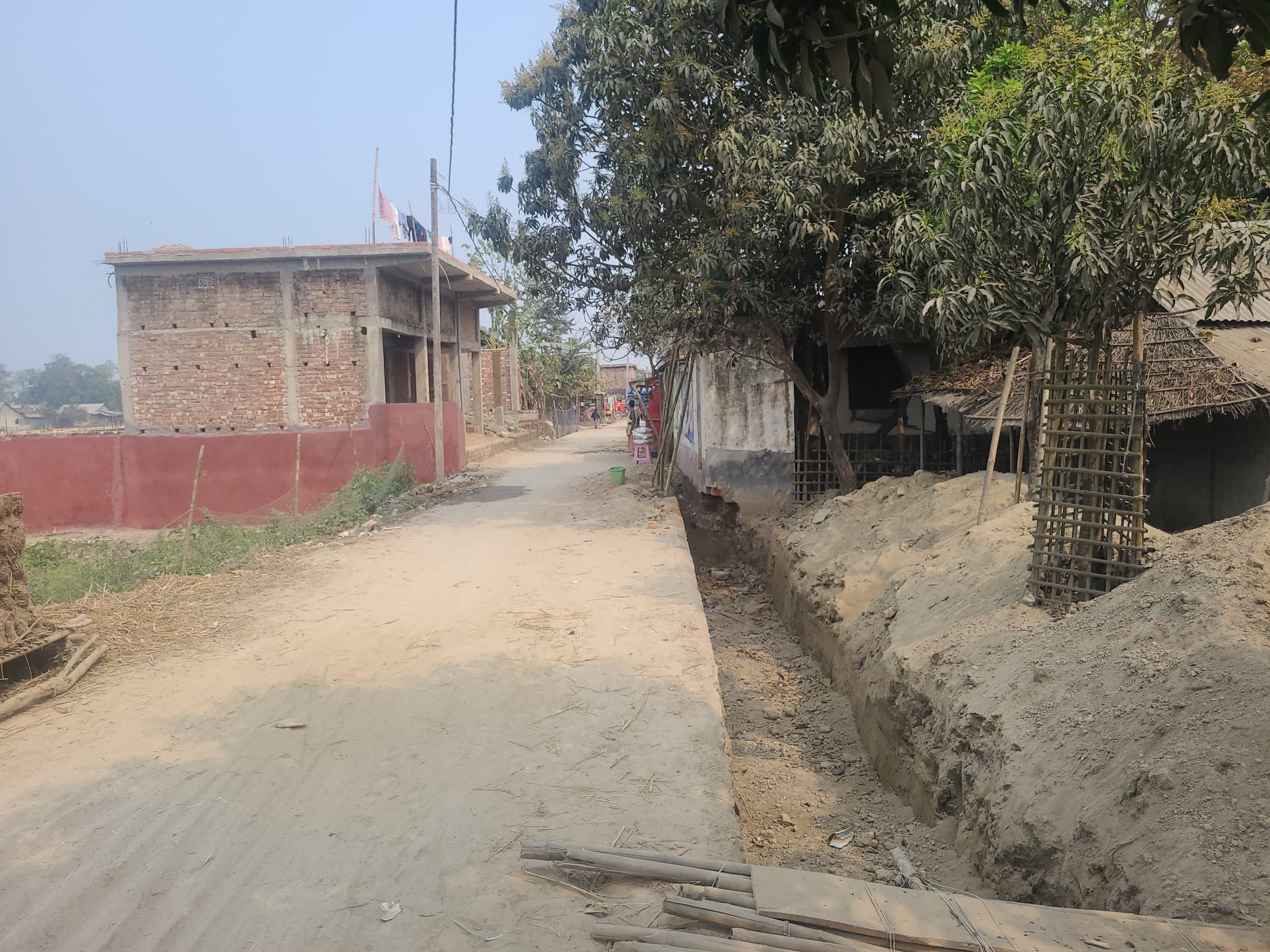 अतिक्रमण से नाला निर्माण बाधित