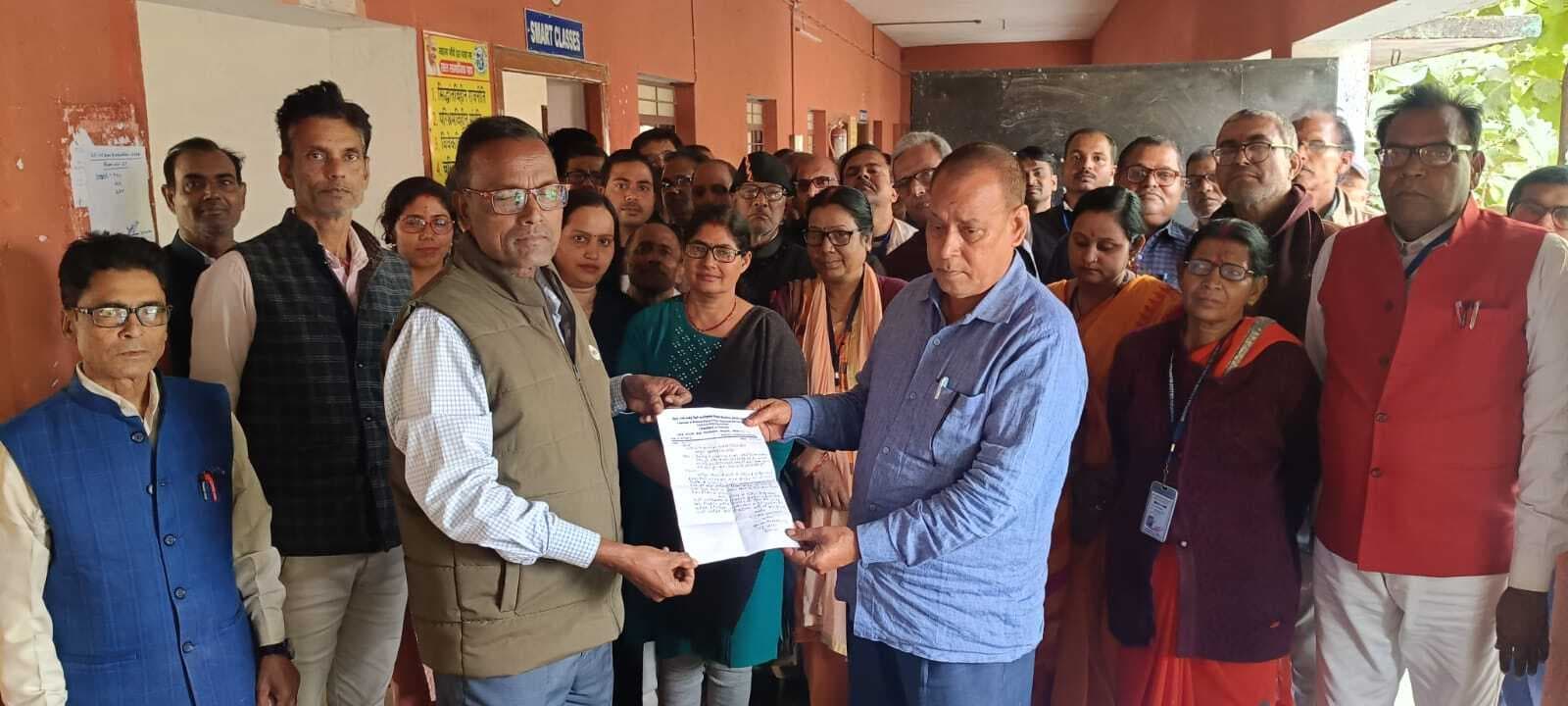 शिक्षक व कर्मचारी मांग पूरी होने तक सरकार के खिलाफ करेंगे आंदोलन