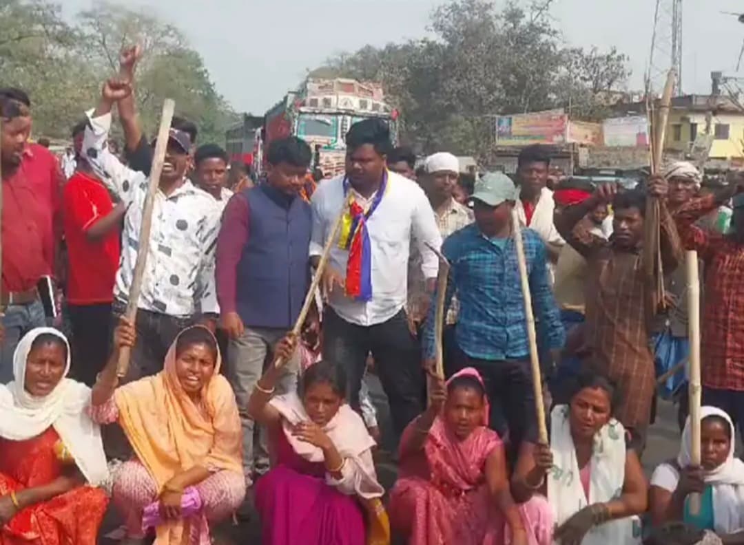 आदिवासी युवक की पिटाई के विरोध में किया प्रदर्शन