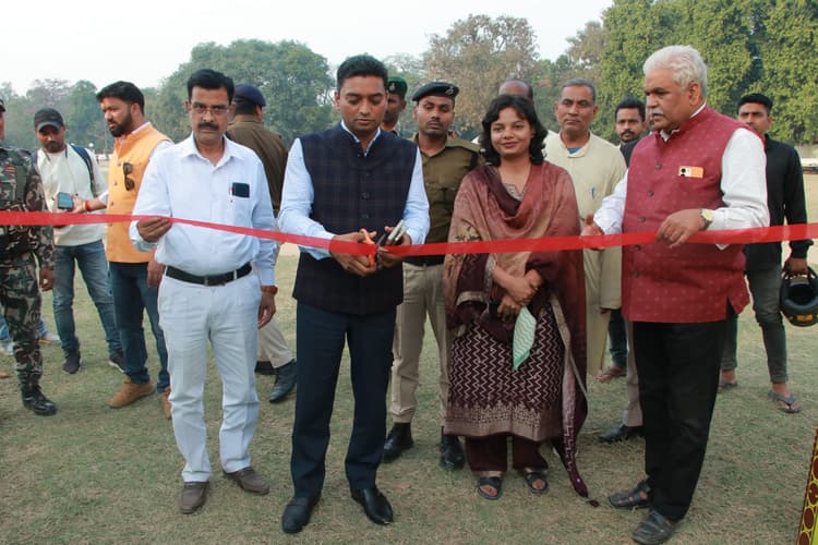 कम से कम खादी का एक वस्त्र हर घर में हो, ताकि बुनकरों व युवाओं को मिल सके रोजगार : डीएम