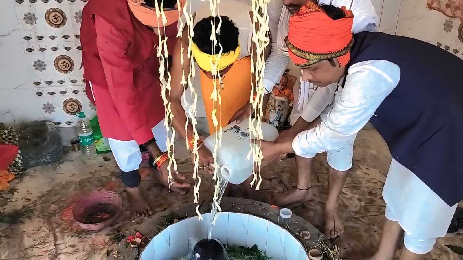 शिव लिंग का गंगाजल से किया जलाभिषेक