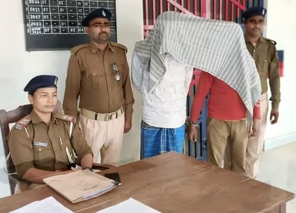 रंगदारी मामले में हथियार के साथ दो अपराधी गिरफ्तार
