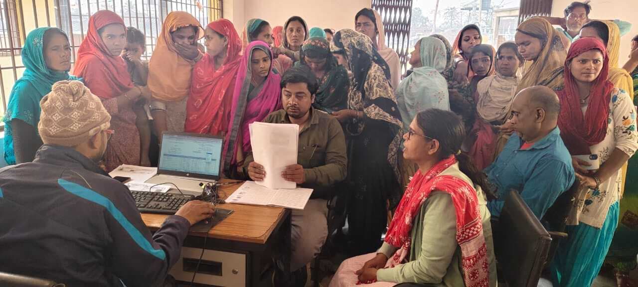 कैंप लगाकर लाभुकों का बनाया जॉब कार्ड