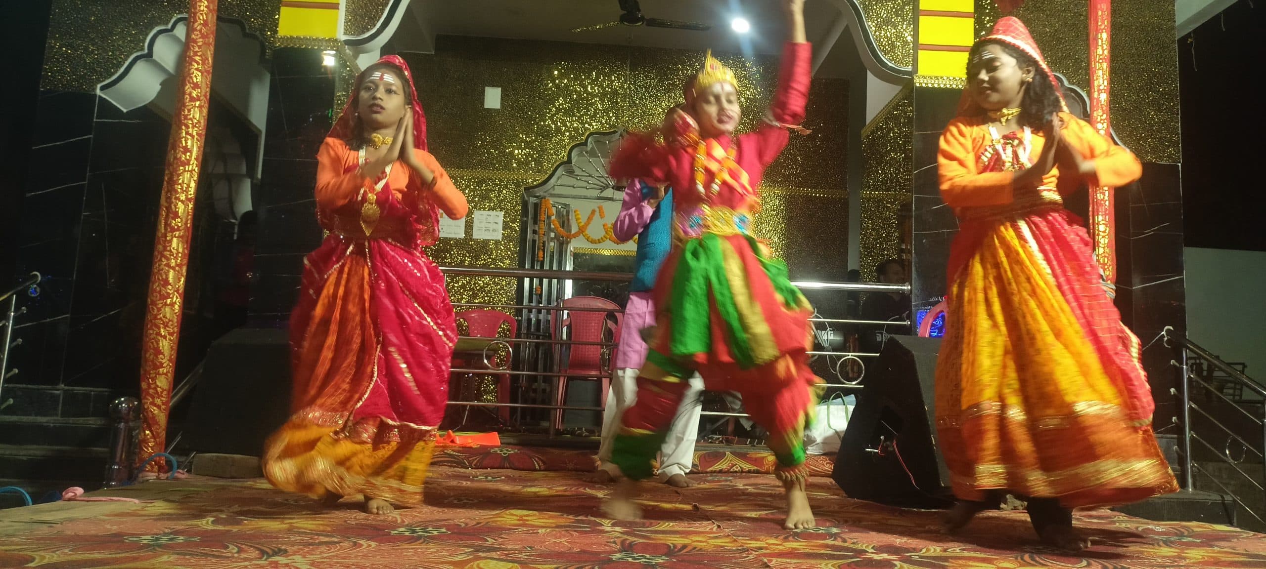 Deoghar news : भजन संध्या में भक्ति गीतों की दी प्रस्तुति, मंत्रमुग्ध हुए श्रद्धालु