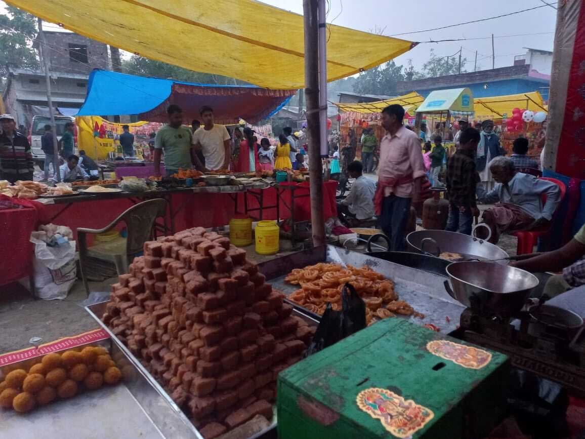 महाशिवरात्रि: जलाभिषेक के लिए दूसरे दिन भी मंदिरों में रही भीड़