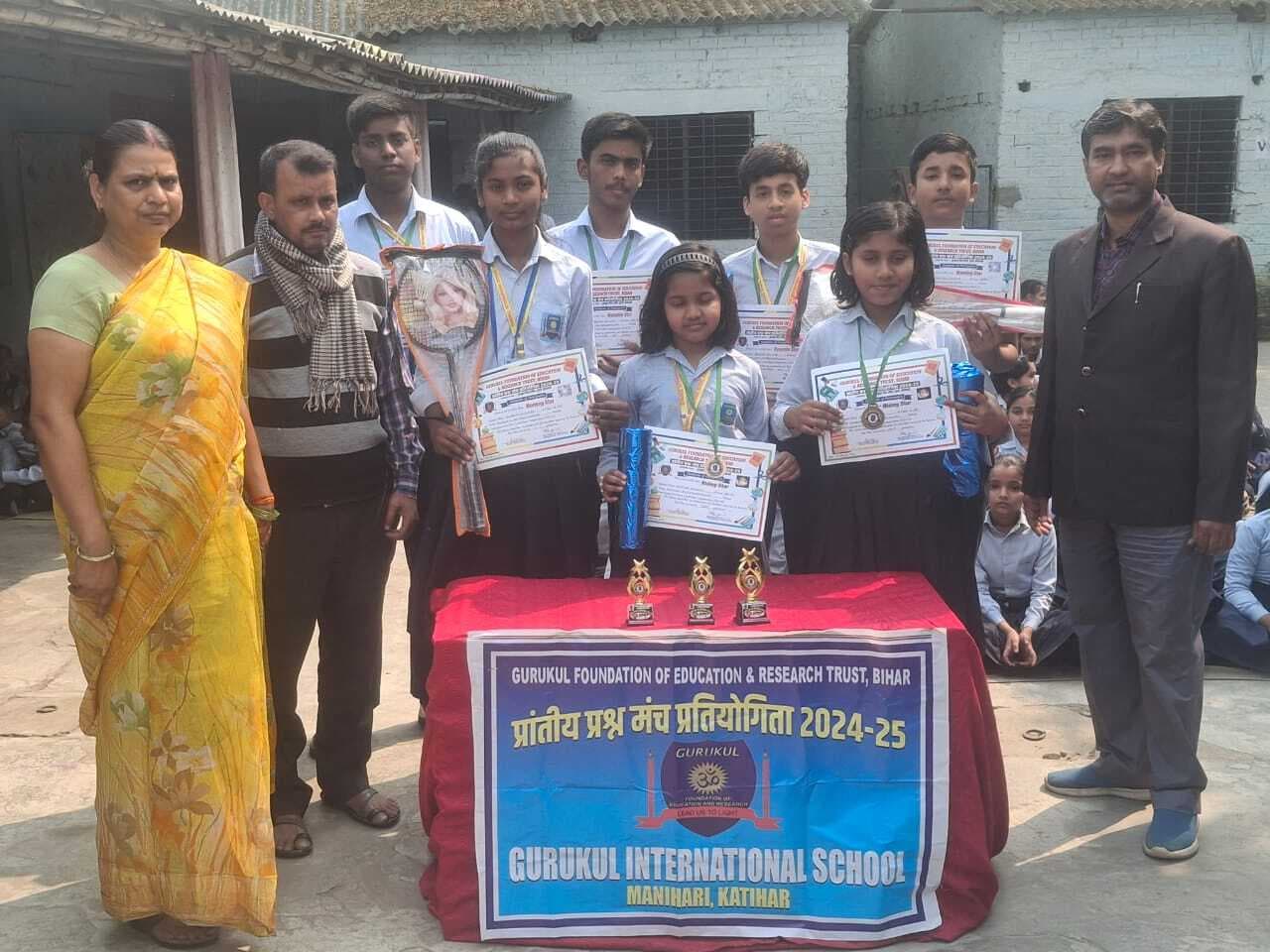 पुरस्कार विजेता बच्चों को स्कूल में किया गया अभिनंदन