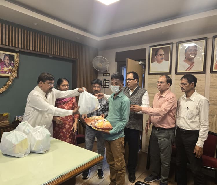 टीबी मरीजों के बीच मेयर व विधान पार्षद ने बांटा फूड वास्केट