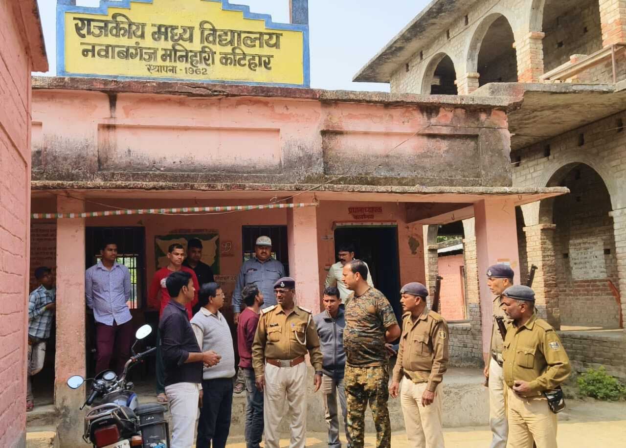 मध्य विद्यालय नवाबगंज में असमाजिक तत्वों ने की तोड़फोड़