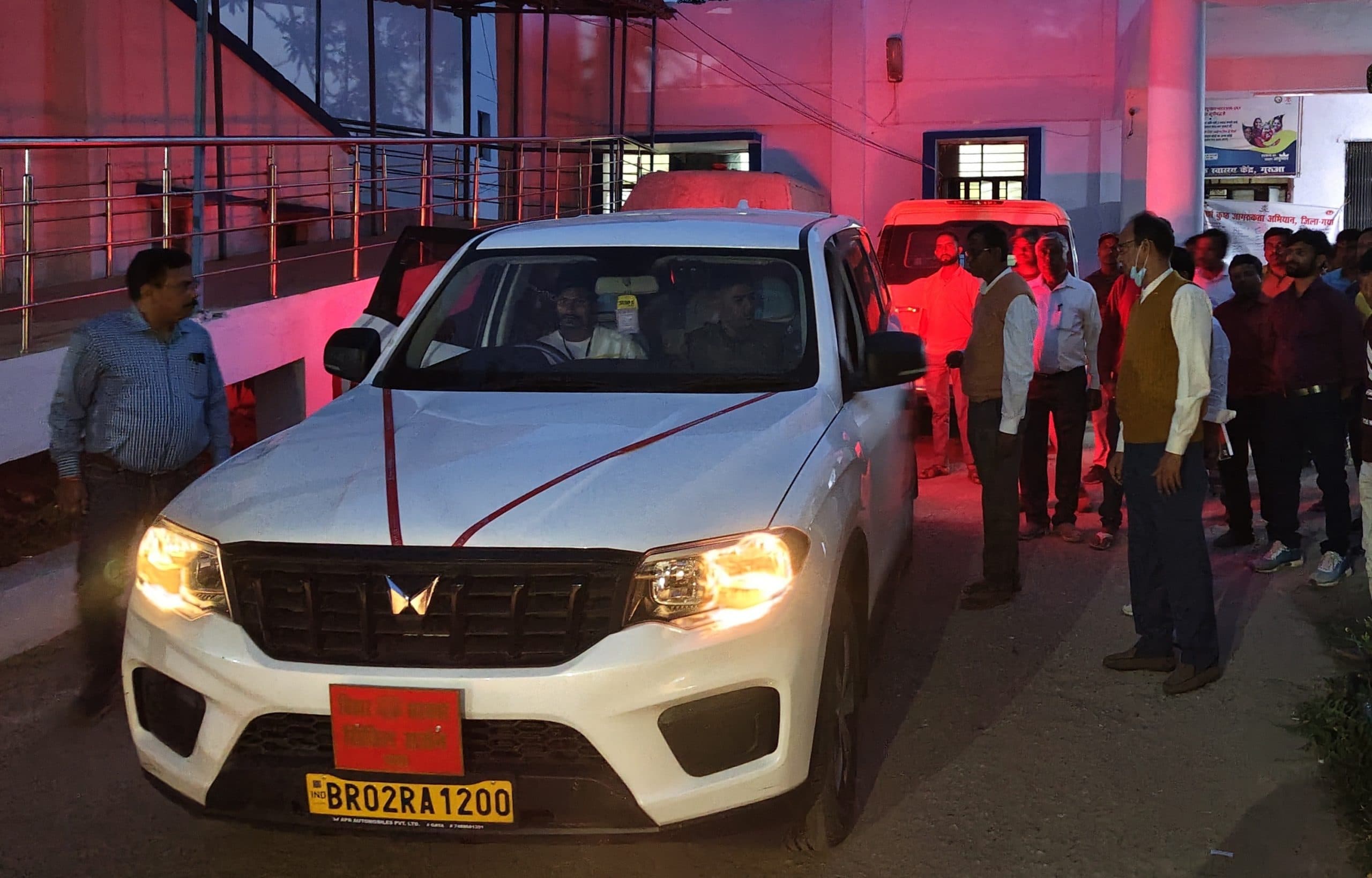 सिविल सर्जन पहुंचे सामुदायिक स्वास्थ्य केंद्र, महिला की मौत के मामले में की पूछताछ