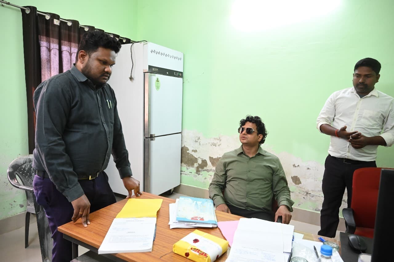 संचिकाओं के रखरखाव में लापरवाही पर बिगड़े डीसी