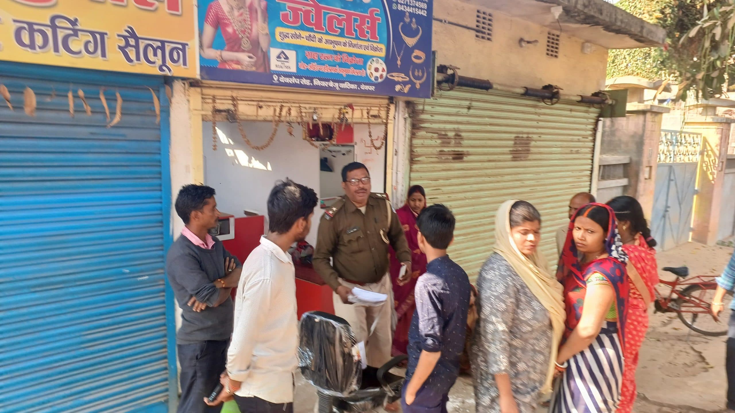 Deoghar News : छप्पर व फॉल्स सिलिंग काटकर घुसा चोर, ज्वेलरी दुकान से आभूषण व डीवीआर ले उड़ा