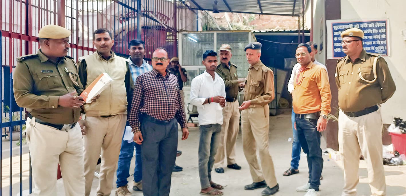 Chapra News : छपरा जेल में बंद कैदियों को खिलायी गयी सर्वजन दवा