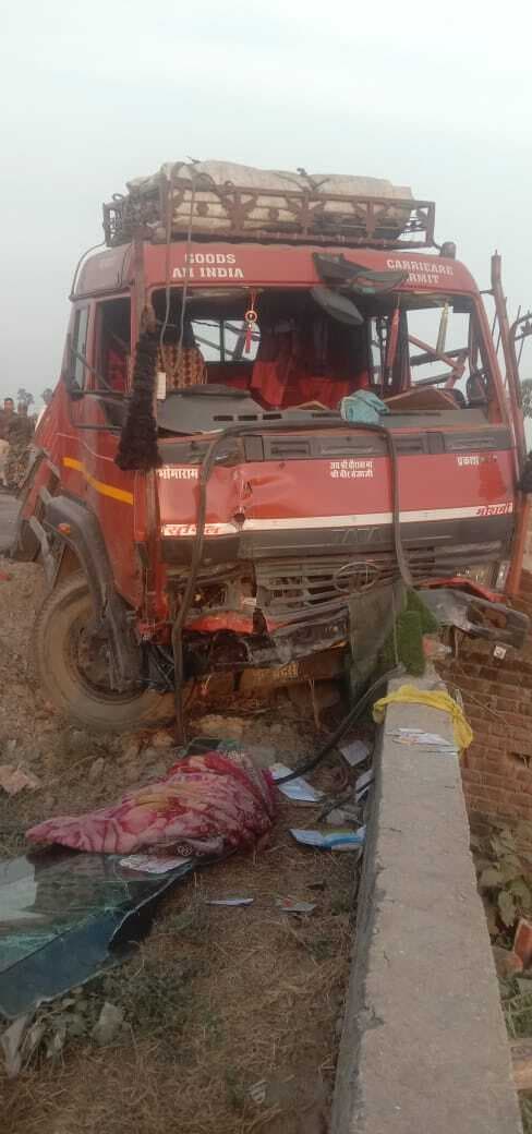 काम कर रहे मजदूर को अनियंत्रित ट्रक ने मारी ठोकर, जख्मी