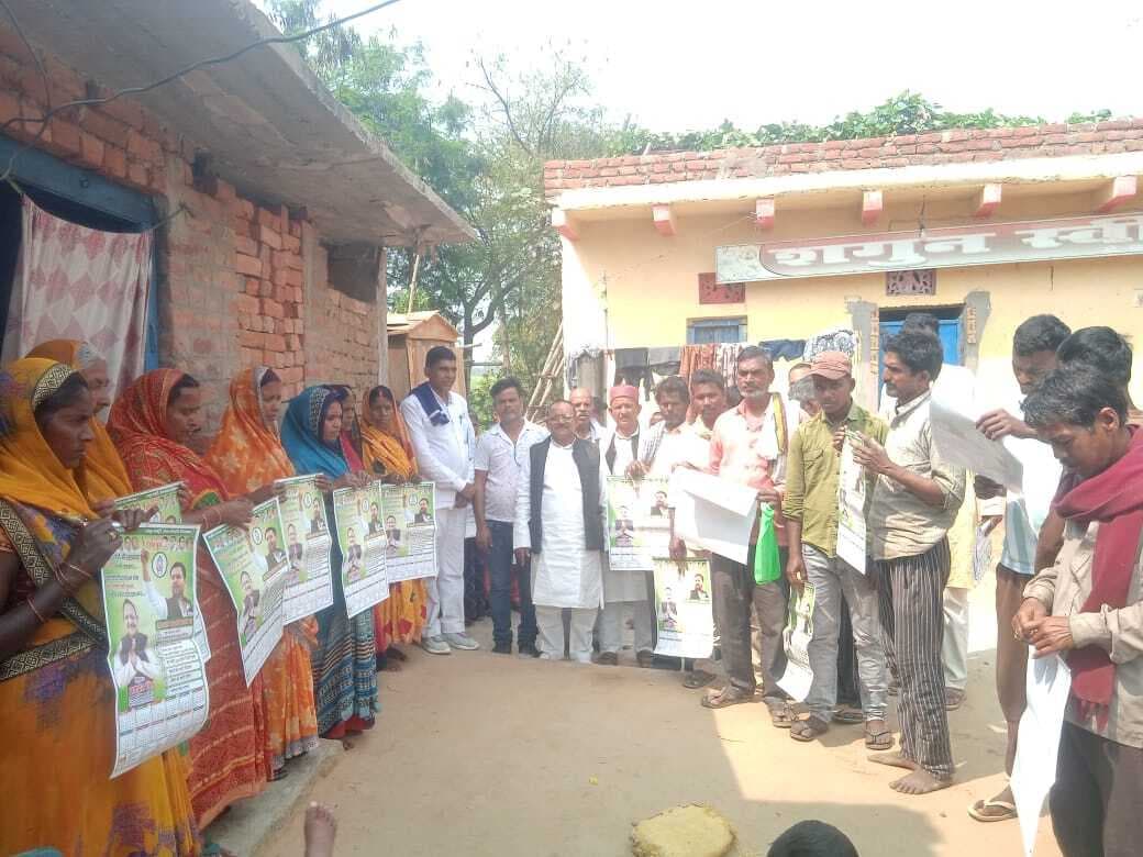 राजद ने डोर-टू-डोर कैलेंडर का किया वितरण