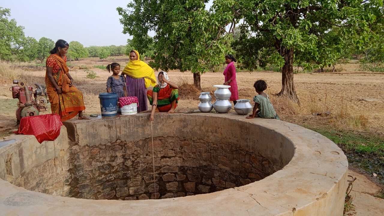 गर्मी शुरू होने से पहले ही पानी के लिए भटक रहे पहाड़ पर बसे गांवों के लोग
