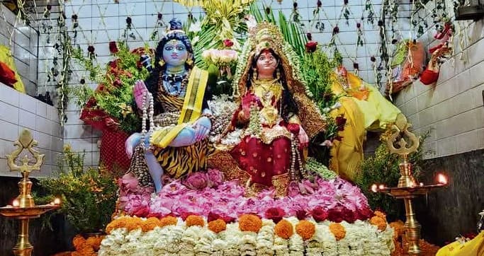 Gopalganj News  : पांच नदियों के जल से स्नान के बाद 15 तरह के फूलों से हुआ बाबा औधड़दानी का महाशृंगार