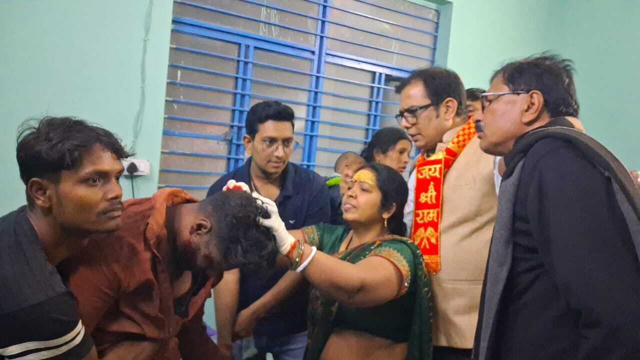 सड़क दुर्घटना में घायलों को विधायक ने पहुंचाया अस्पताल