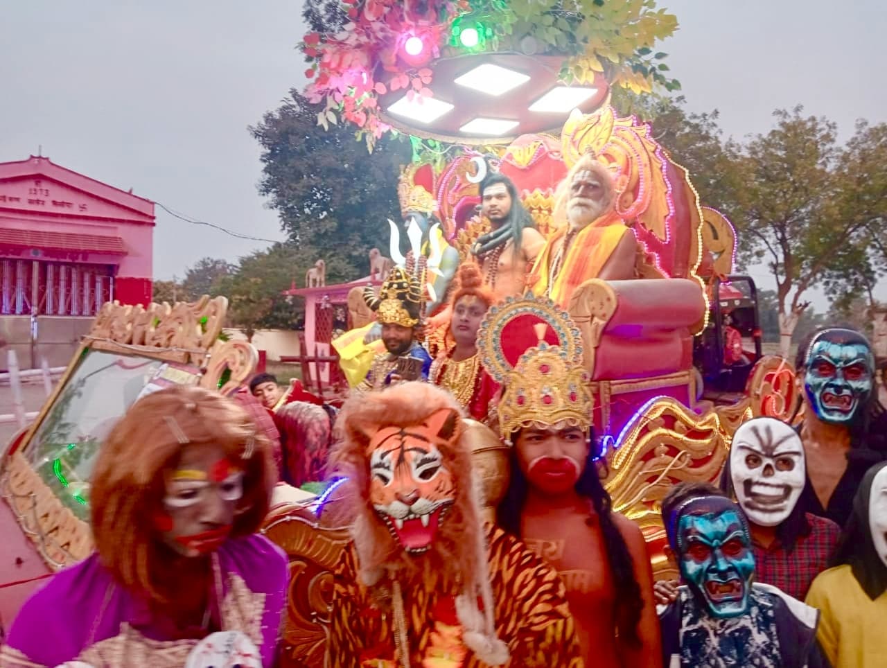 ऋषि-मुनि, देवगण संग भूत-पिशाच बने शिव की बाराती
