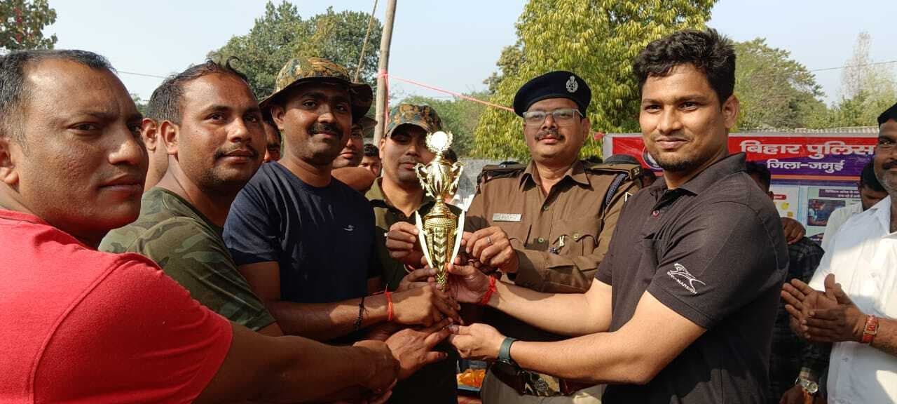 क्रिकेट टूर्नामेंट में पब्लिक एकादश ने दर्ज की जीत
