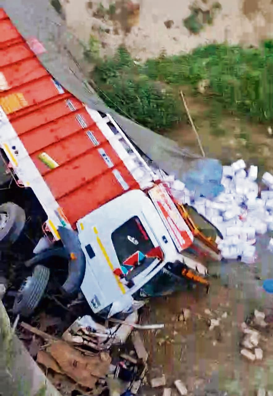 Siwan News : असंतुलित ट्रक रेलिंग तोड़कर नहर में गिरा, बचे चालक-खलासी