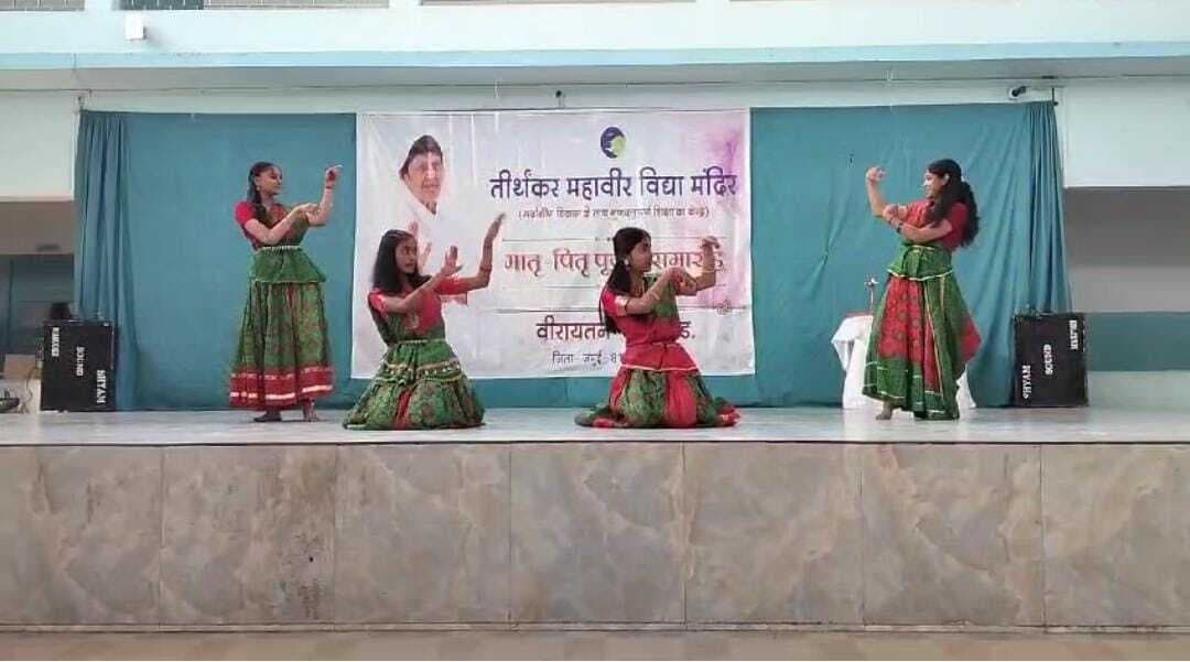 बच्चों ने माता-पिता व गुरु को तिलक लगा उतारी आरती, उनके चरणों का किया वंदन
