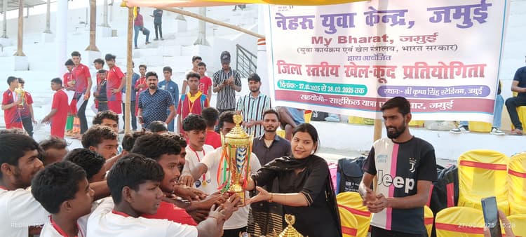 फुटबॉल में बरहट, कबड्डी में जमुई, रिले रेस में खैरा की टीम रही अव्वल