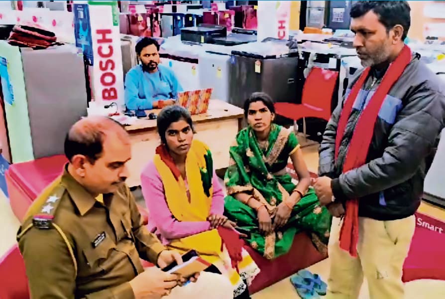 Gopalganj News  : मीरगंज में बैंक से पैसा लेकर जा रही महिला से डेढ़ लाख रुपये की छिनतई