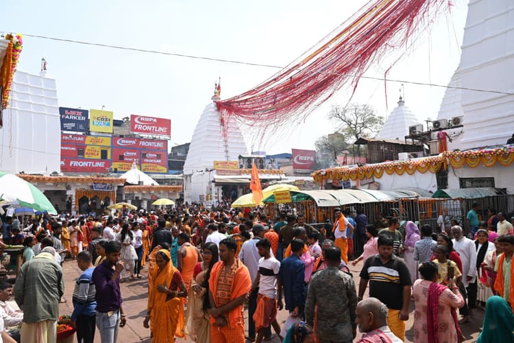 Deoghar News : अहले सुबह साढ़े तीन बजे समाप्त हुई चतुष्प्रहर पूजा, बैकलॉग भक्तों को कराया जलार्पण