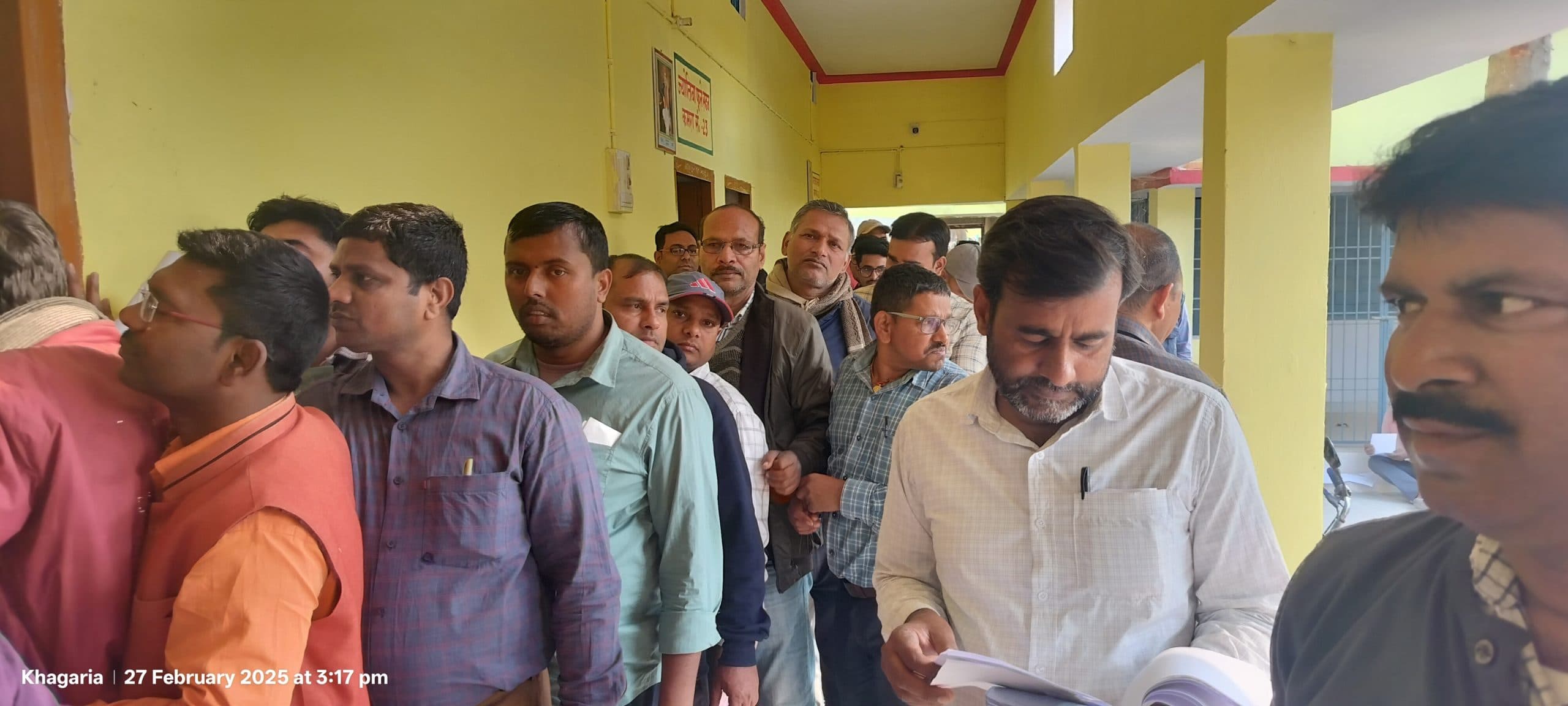 शिक्षकों की लंबित वेतन भुगतान के लिए आयोजित शिक्षक दरबार में उमड़ी भीड़