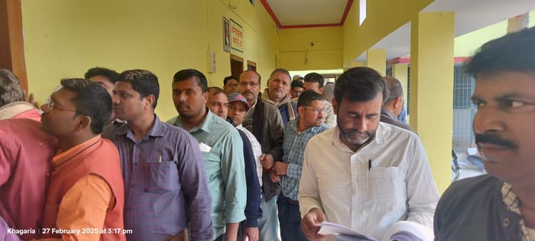 शिक्षकों की लंबित वेतन भुगतान के लिए आयोजित शिक्षक दरबार में उमड़ी भीड़