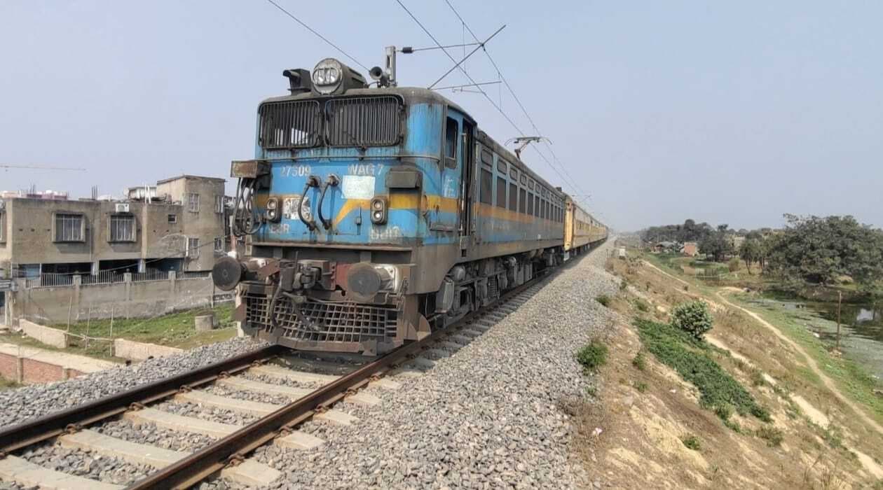 Madhubani News : झंझारपुर-लौकहा रेल खंड पर इलेक्ट्रिक ट्रेन का परिचालन शुरू