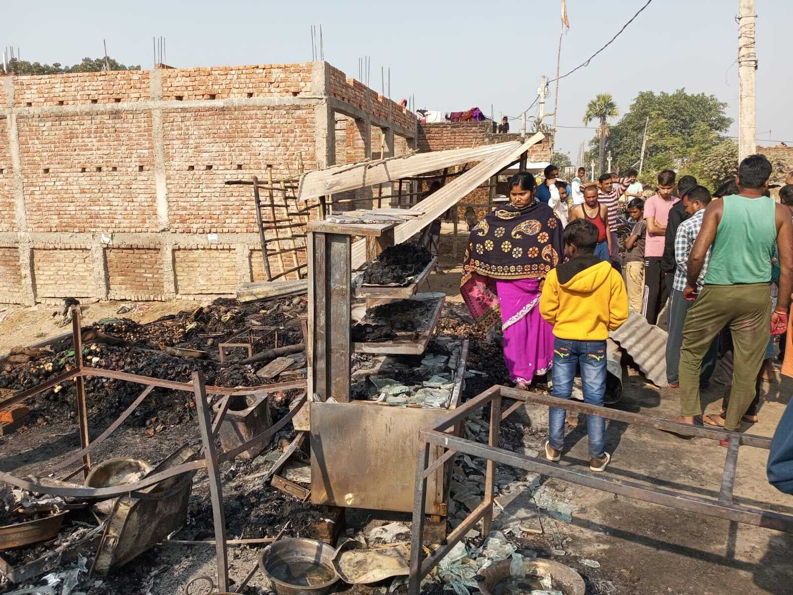 Aurangabad News : मदनपुर के मनिका बाजार में अचानक लगी आग, चार दुकानें जलकर खाक