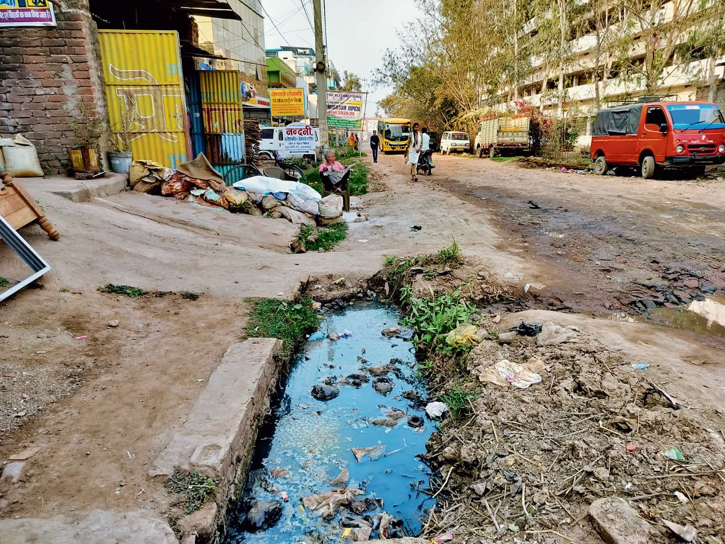 नाला का खुला ढक्कन हादसे को दे रहा है आमंत्रण