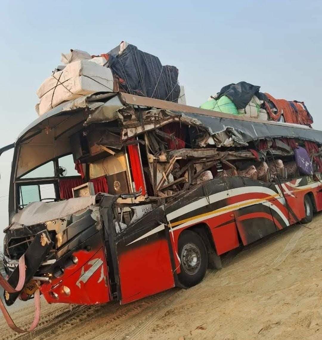 Madhubani News : पटना से पूर्णिया जा रही बस ट्रक से टकरायी, 10 यात्री घायल