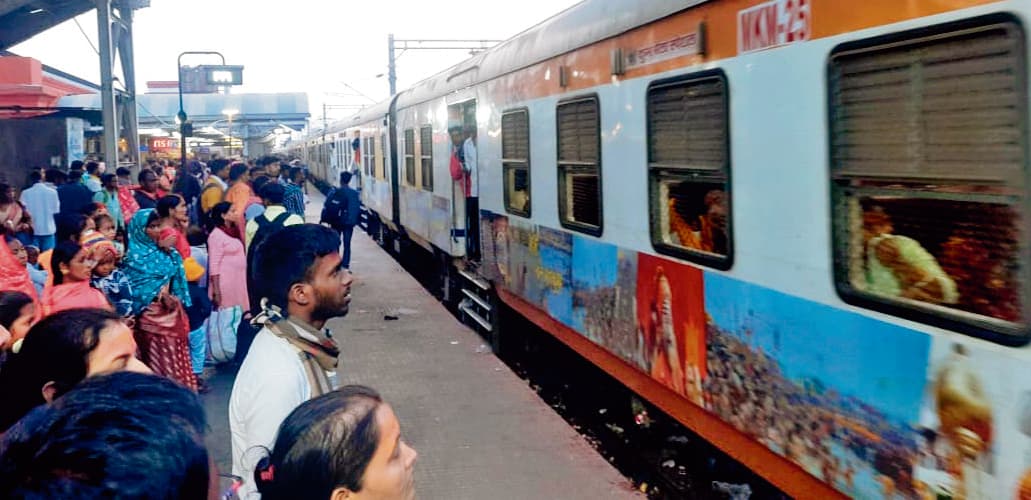 Gaya News : गया की ओर से 361 महाकुंभ स्पेशल ट्रेनों का हुआ परिचालन