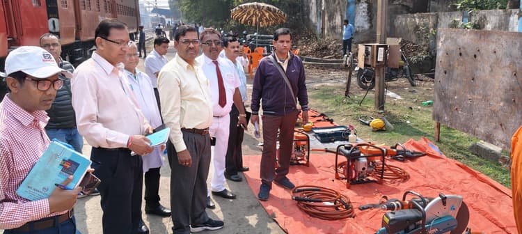 Bokaro News : बोकारो रेलवे स्टेशन पर एडीआरएम ने किया सुरक्षा मानकों का निरीक्षण