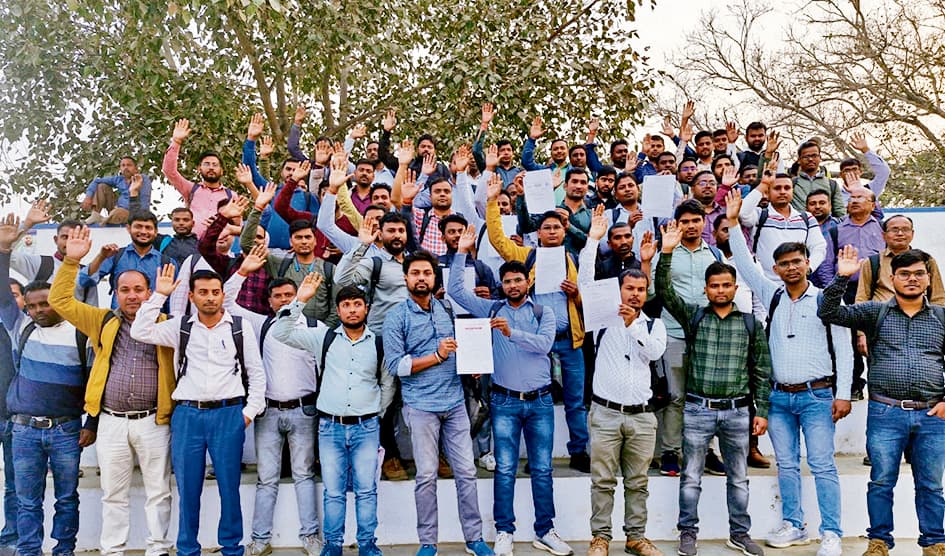 hajipur news. अपनी मांगों के समर्थन में भूमि सुधार राजस्व कर्मचारी संघ ने सरकार के खिलाफ की नारेबाजी