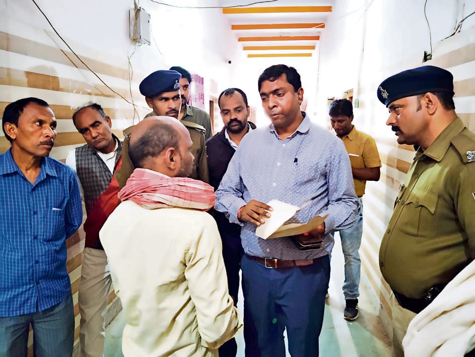 hajipur news. शिकायत मिलने पर एसडीओ ने अंचल कार्यालय पहुंचकर की जांच