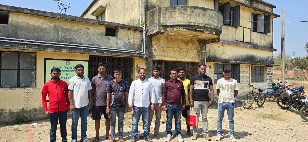 West Singhbhum News : जामिद पंचायत भवन जर्जर, गिर रहा छत का प्लास्टर