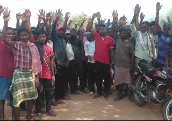 chaibasa news: रानी चुआं पहाड़ी पर आरसीसी गार्डवाल व चेकडैम नहीं बना, तो आंदोलन