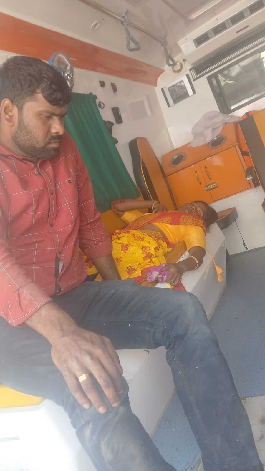 East singhbhum news : गालूडीह में खड़े ट्रेलर से टकरा कर बुलेट सवार तीन लोग घायल