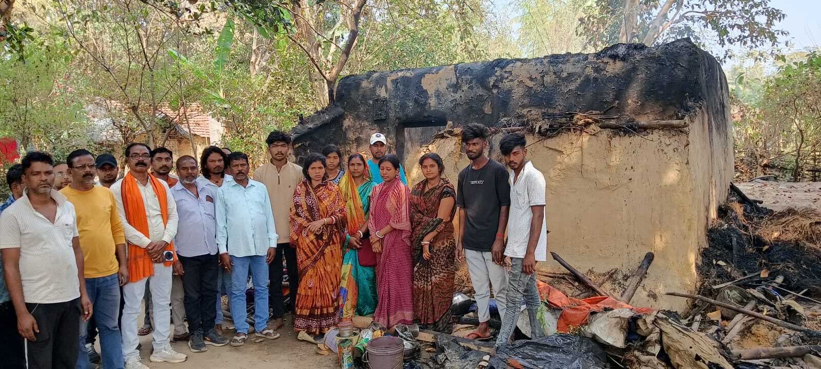 East singhbhum news : फूस के घर में लगी आग, दो लाख की संपत्ति जलकर राख