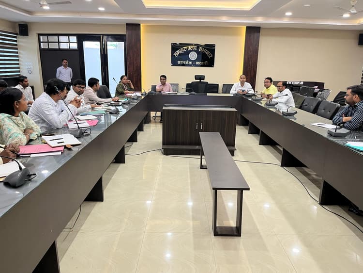 seraikela News : सुनिश्चित करें कि रैयत व लाभुकों को कार्यालयों का चक्कर न लगाना पड़े : एडीसी