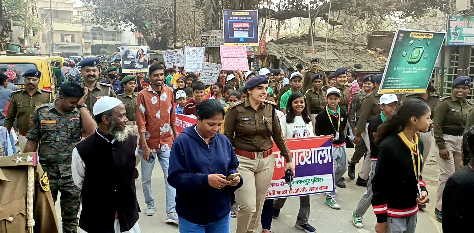 500 विद्यार्थी चार किमी पैदल चले, दिया संदेश-सतर्क रहें<bha>;</bha> ठगाें से बचें