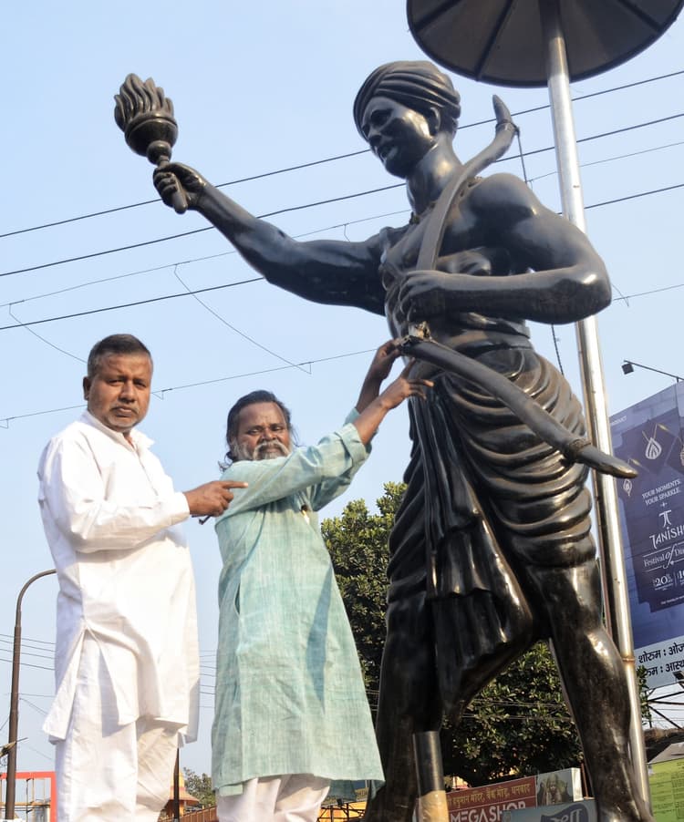 Dhanbad News : भगवान बिरसा मुंडा की प्रतिमा का धनुष क्षतिग्रस्त