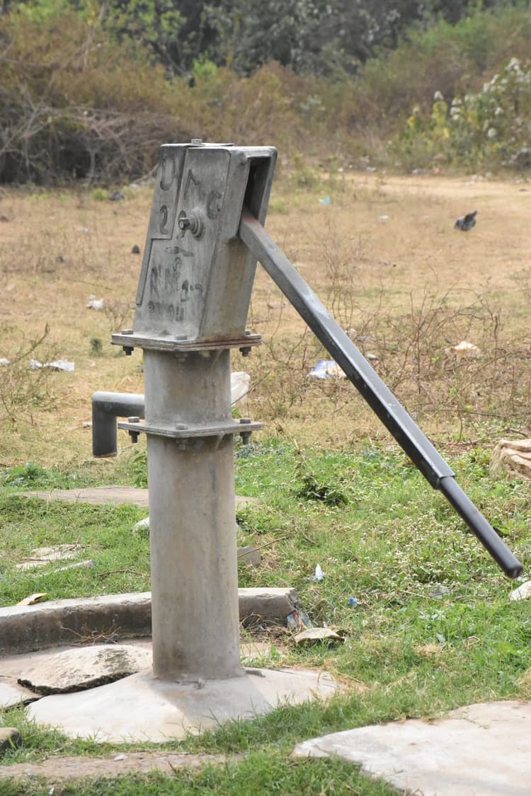 Dhanbad News : हाल बरमसिया के भूदा गांव का : छह में पांच चापाकल खराब, पानी के लिए तरस जाते हैं ग्रामीण