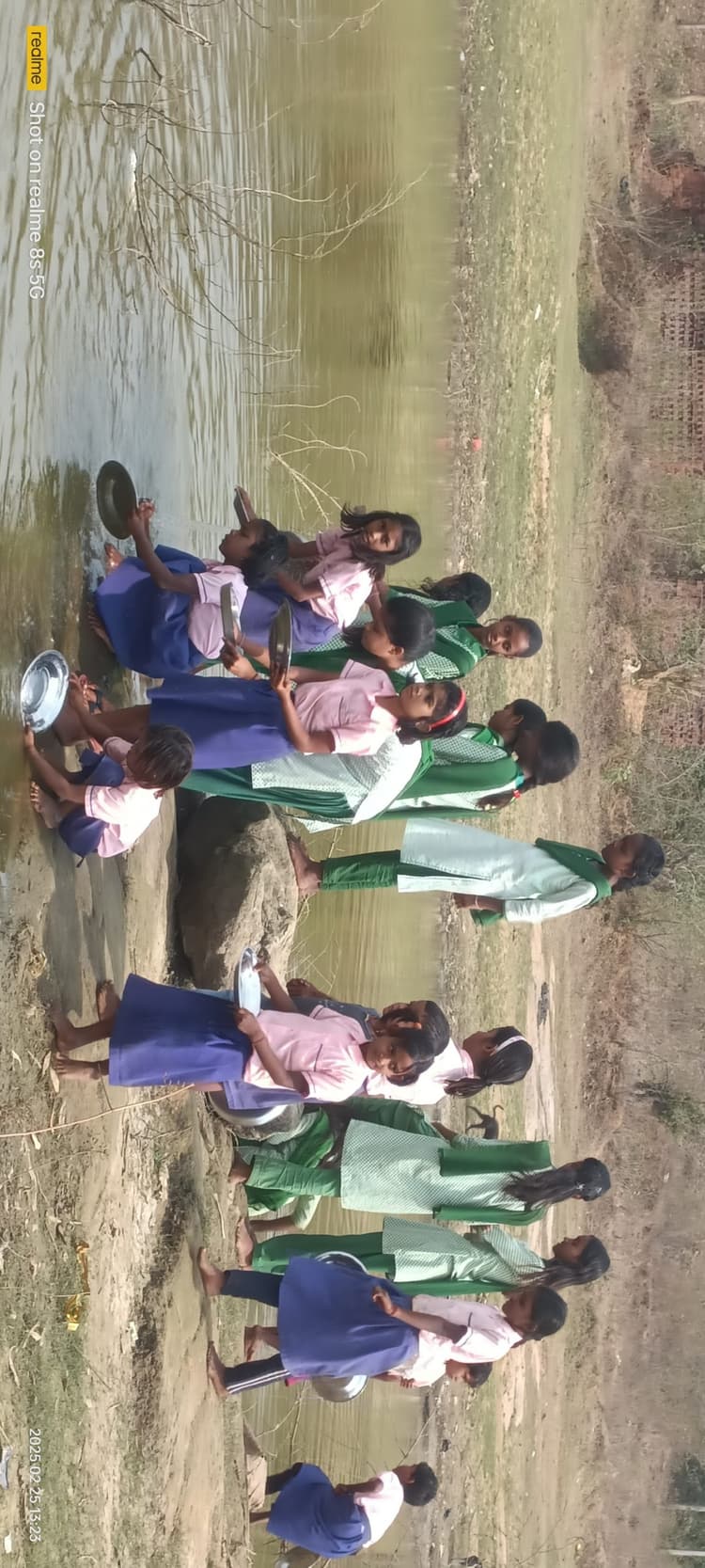 Dhanbad News: उमवि खेराबेड़ा में पानी नहीं, एमडीएम के बाद थाली धोने तालाब जाते हैं बच्चे